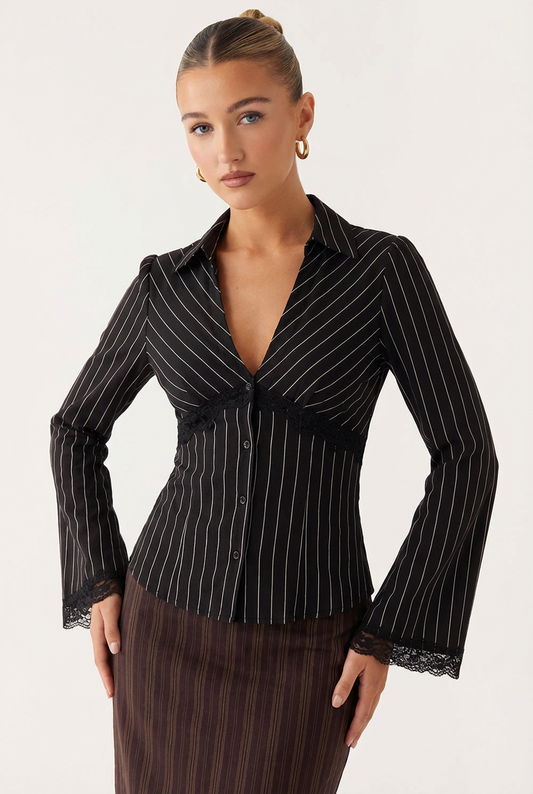 Haut Noir à Rayures Blanches avec Manches Évasées et Détails Dentelle