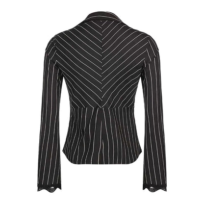 Haut Noir à Rayures Blanches avec Manches Évasées et Détails Dentelle